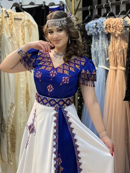 Robe Kabyle Turquoise & Barnos Perlé – Éclat Berbère
🚨SUR COMMANDE 🚨📦